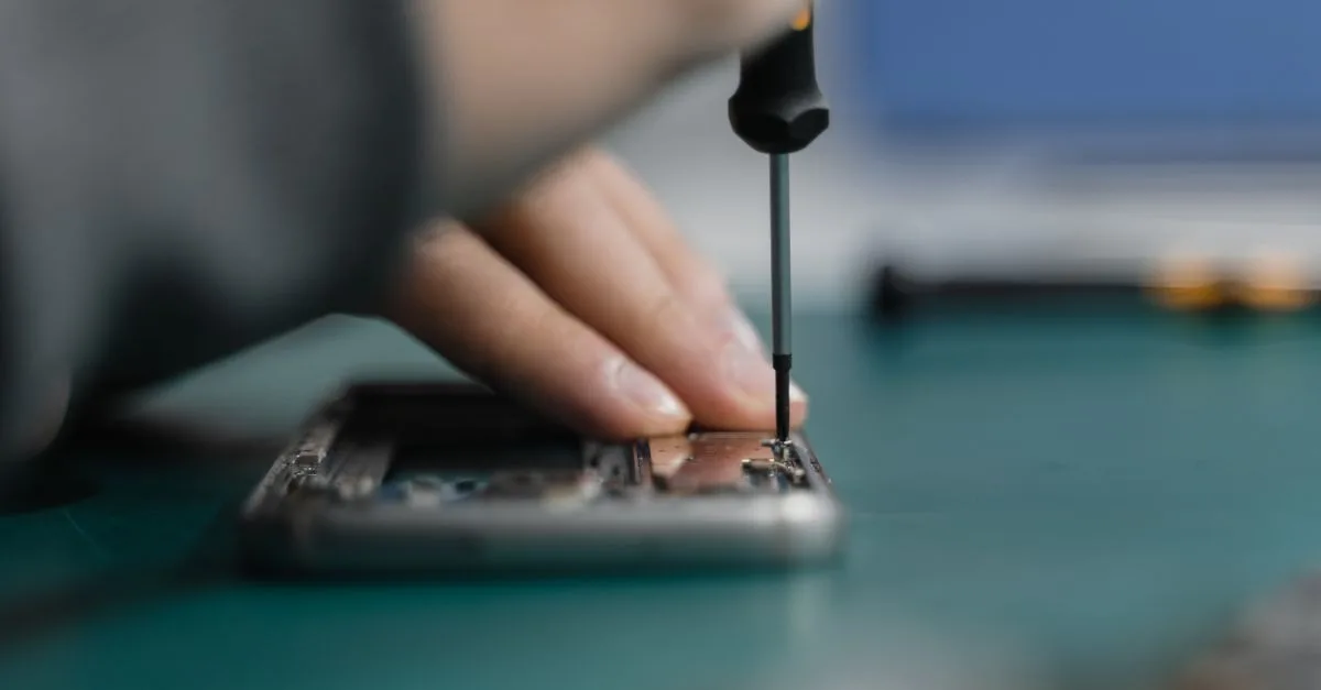 Sorgfältige Arbeit an elektronischen Bauteilen